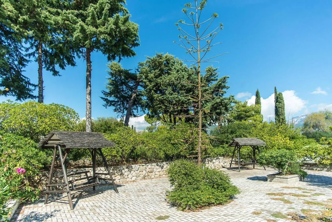 Blue White Apartments - Kefallonia Poolside Retreats Spartià 3*,
